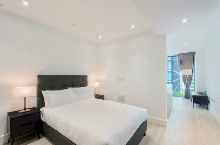 Flat To Rent In Goodman's Fields, Piazza Walk, Aldgate, London, E1