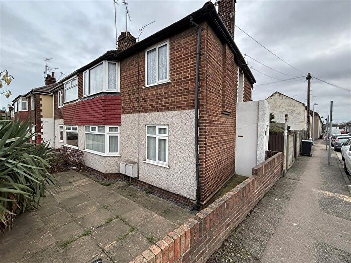2 Bedroom Maisonette For Sale In London Road, Northfleet, DA11