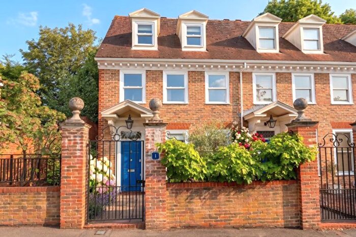 4 Bedroom Town House To Rent In Woking, Surrey, GU22