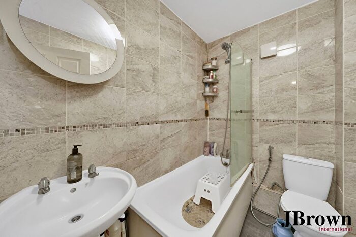 1 Bedroom Flat For Sale In Eastern Road, Romford, Essex, RM1