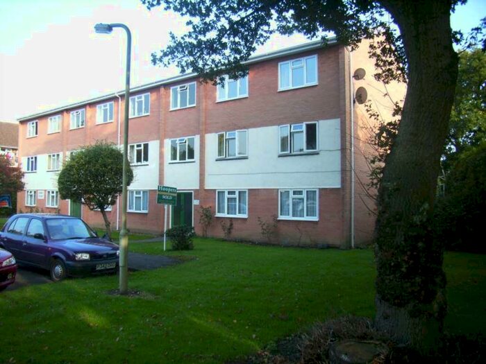 2 Bedroom Flat To Rent In Gladridge Close, Earley, RG6