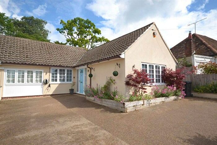 4 Bedroom Bungalow To Rent In Grove Avenue, Harpenden, AL5
