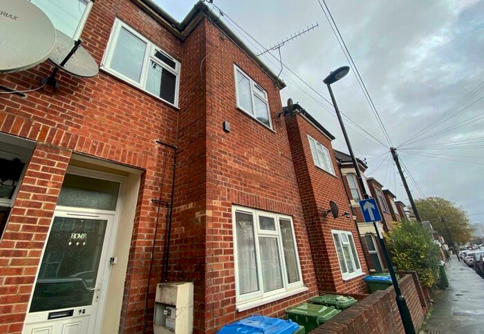 2 Bedroom Flat To Rent In Clovelly Road, SO14