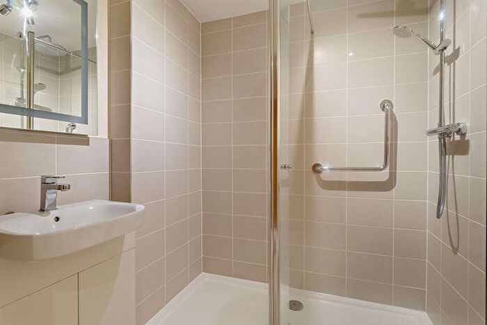 1 Bedroom Flat For Sale In Devonshire Grange, Devonshire Avenue, Roundhay, Leeds, LS8