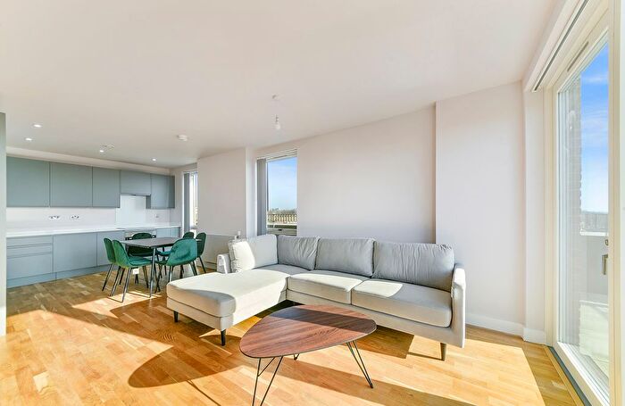 3 Bedroom Flat To Rent In Colina Road, London, N15