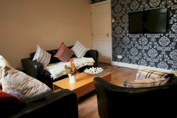 6 Bedroom Terraced House To Rent In A Cross Chapel Street, Leeds, LS6