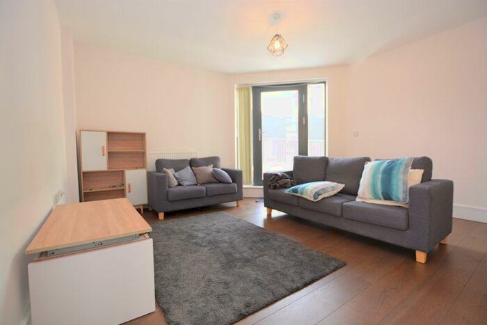 2 Bedroom Apartment To Rent In Bishops Road, Slough, SL1