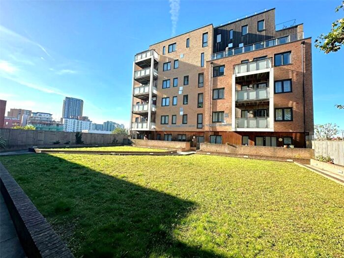 3 Bedroom Flat To Rent In High Street, Hounslow, TW3