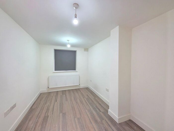1 Bedroom Flat To Rent In Ground Floor Studio Rear, Howard Road, Cricklewood, NW2