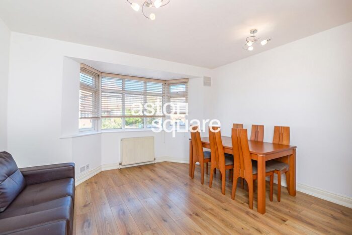 2 Bedroom Flat To Rent In Leeside Crescent, London, NW11