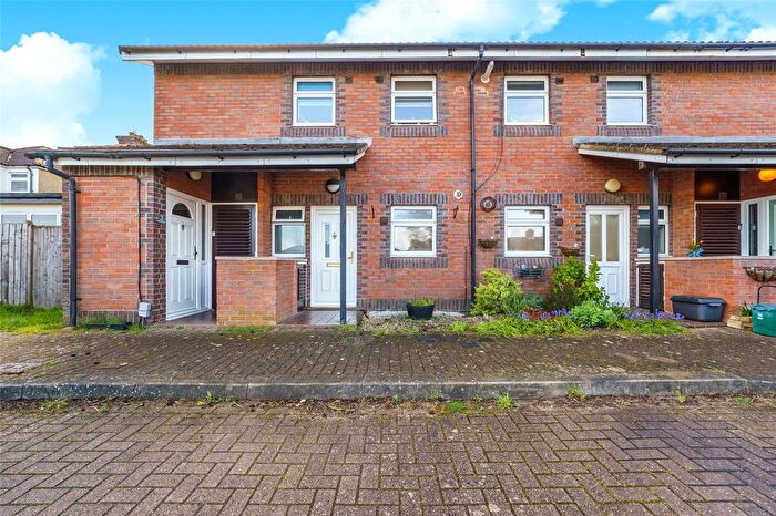 1 Bedroom Maisonette For Sale In Meadowbank, Alexandra Road, Kings Langley, Hertfordshire, WD4