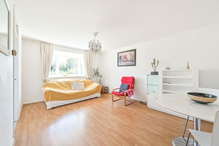 2 Bedroom Flat To Rent In Shurland Avenue, Oakleigh Park, Barnet, EN4