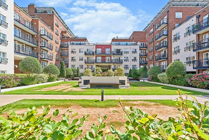 1 Bedroom Flat To Rent In Royal Quarter, KT2