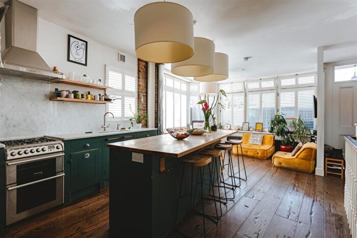 4 Bedroom End Of Terrace House For Sale In Millfields Road, Hackney, E5