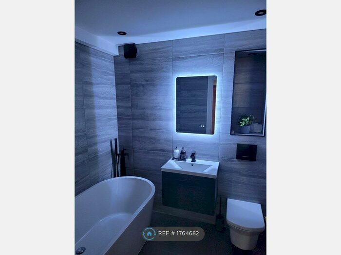 2 Bedroom Flat To Rent In Watermans Quay, London, SW6