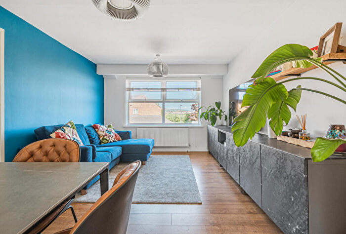 2 Bedroom Apartment For Sale In St. Clements Road, Keynsham, Bristol, Somerset, BS31