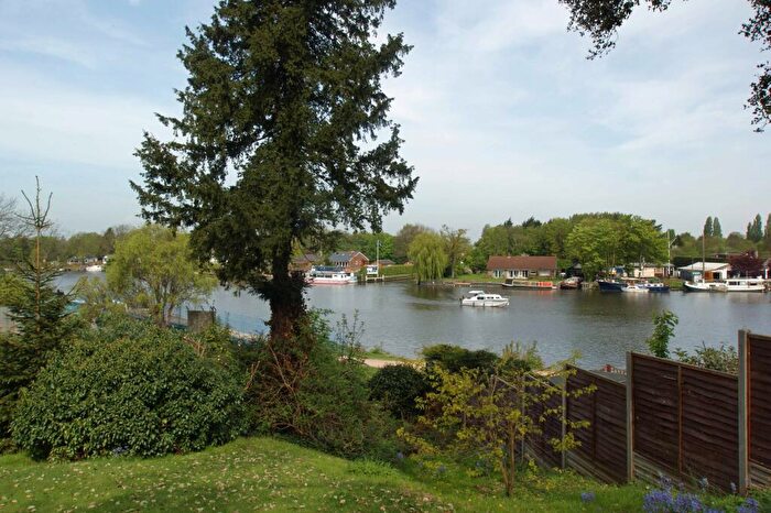 2 Bedroom Flat To Rent In Mount Felix, Walton-on-thames, KT12