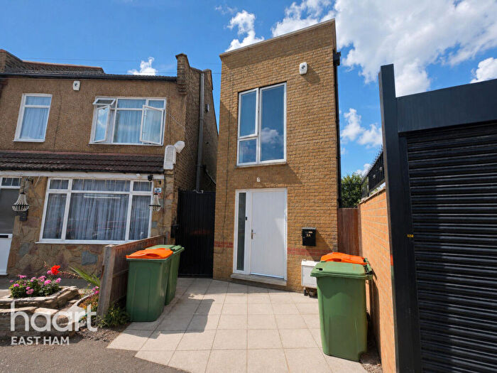 3 Bedroom Detached House To Rent In Alexandra Road, London, E6