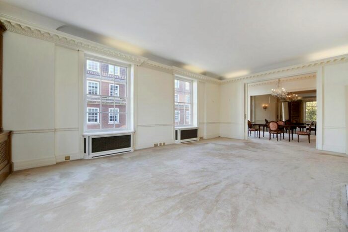 3 Bedroom Flat To Rent In Grosvenor Square, London, W1K