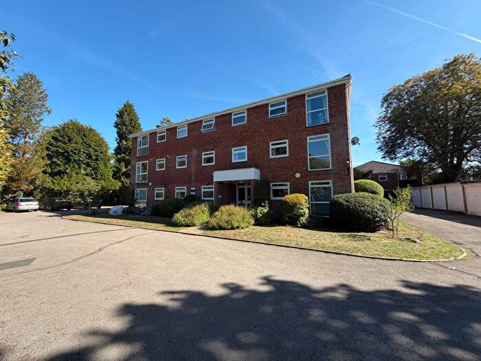 2 Bedroom Flat To Rent In Horsham Road, Shalford, GU4