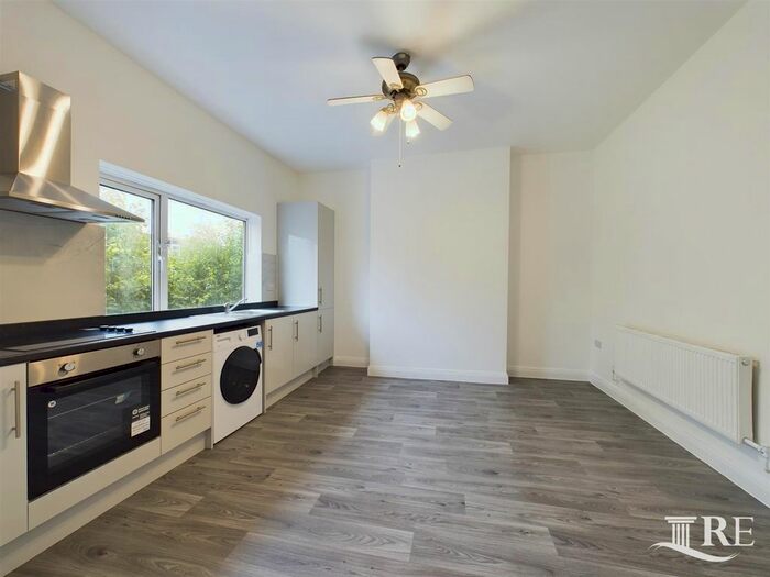 3 Bedroom Flat To Rent In Connaught Road, London, NW10