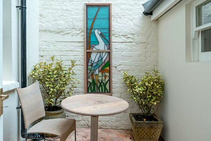 2 Bedroom Flat To Rent In Upper Rock Gardens, Brighton, East Sussex, BN2