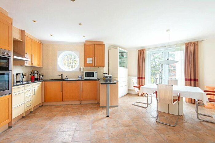 2 Bedroom Apartment For Sale In Voysey Close, Finchley, N3