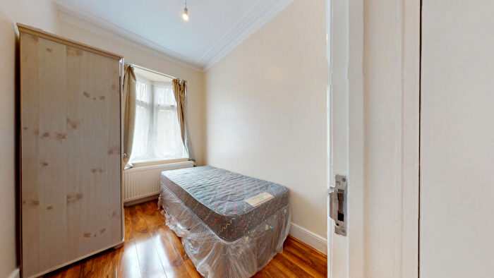 2 Bedroom Maisonette To Rent In Park Avenue, Mitcham, Surrey, CR4