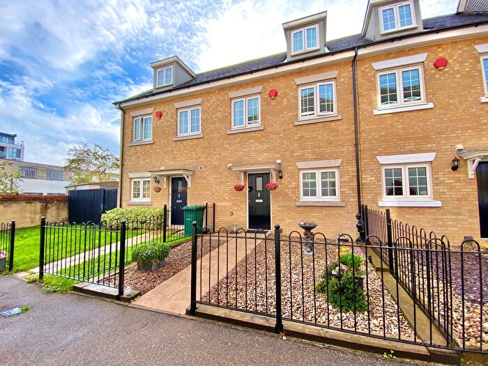 3 Bedroom Terraced House For Sale In Brownlow Close, New Barnet, EN4