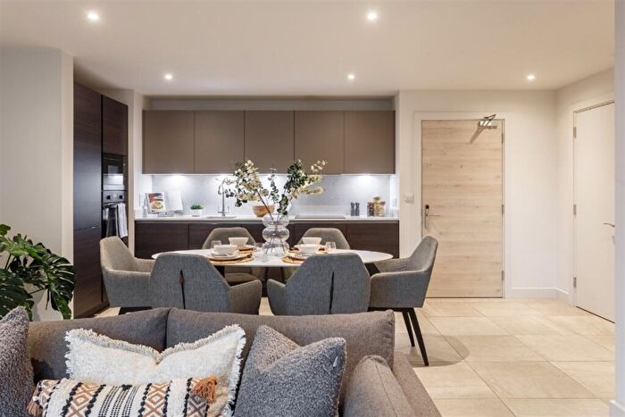 3 Bedroom Apartment To Rent In Rochdale Road, Manchester, Greater Manchester, M4
