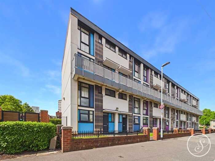 3 Bedroom Maisonette For Sale In Carlton Gardens, Chapel Allerton, Leeds, LS7