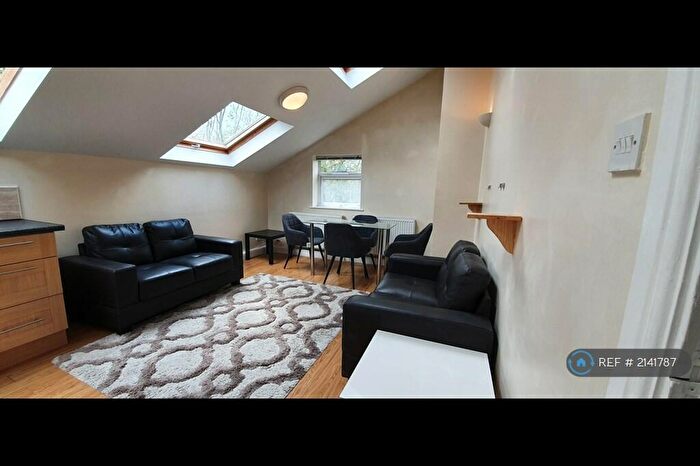 2 Bedroom Flat To Rent In Commercial Road, Leeds, LS5