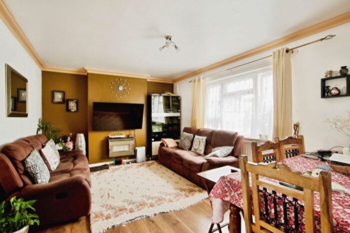 3 Bedroom Maisonette For Sale In Hameway, East Ham, London, E6