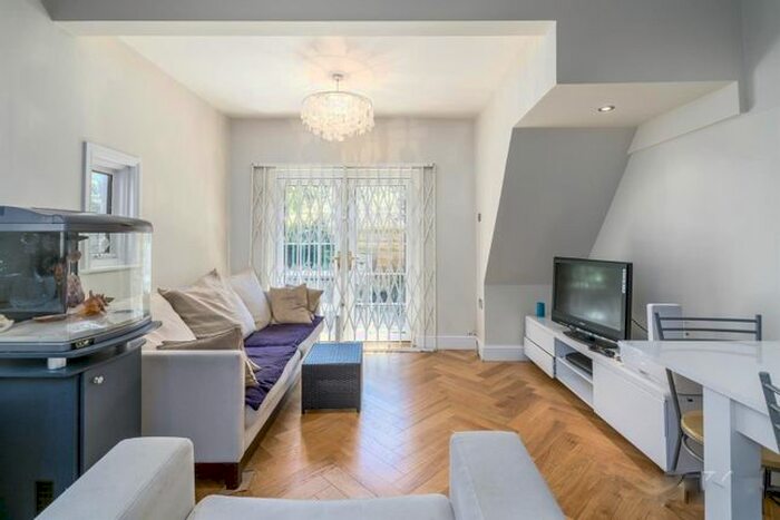 2 Bedroom Flat To Rent In Valetta Road, Acton, London, W3