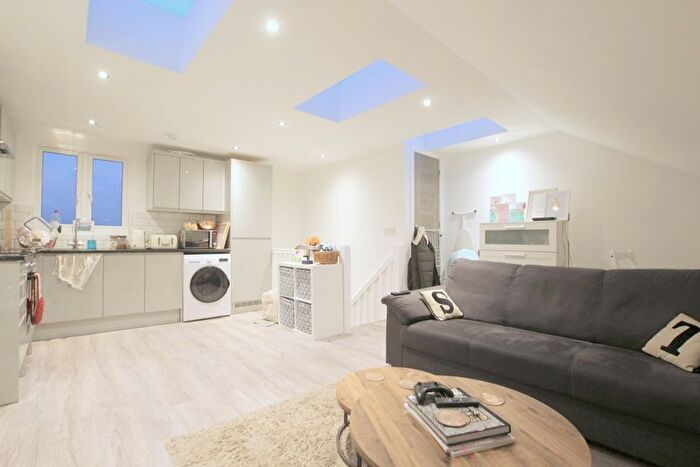 1 Bedroom Flat To Rent In Upper Tooting Road, London, SW17