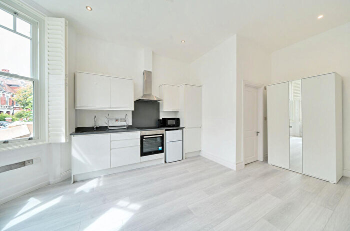 Apartment To Rent In Inglewood Road, West Hampstead, London, NW6