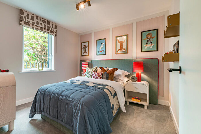 3 Bedroom Town House For Sale In North Gate Park, London, N15