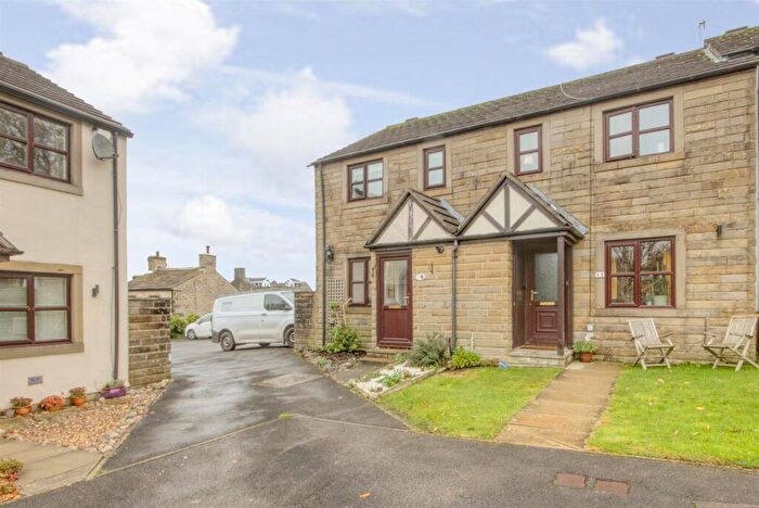 3 Bedroom Town House To Rent In Westwood, Carleton, BD23