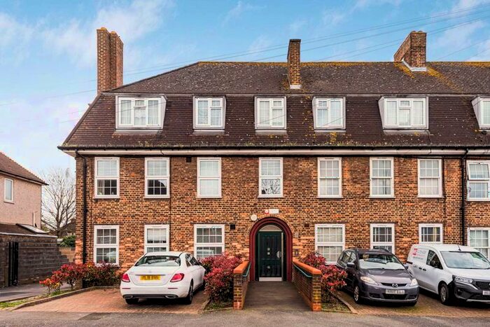 2 Bedroom Flat To Rent In Crutchley Road, London, SE6