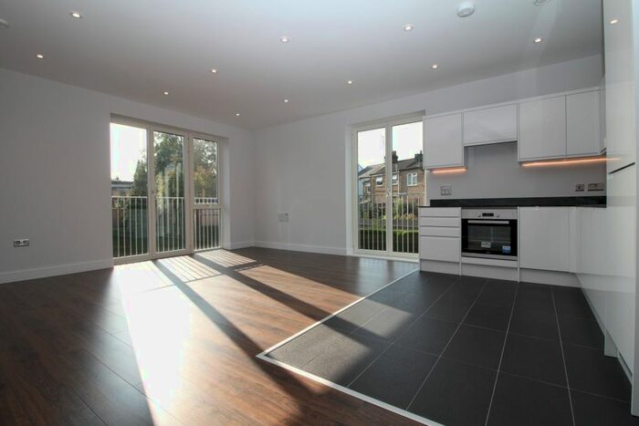 2 Bedroom Flat To Rent In Aldenham Road, Bushey, WD19