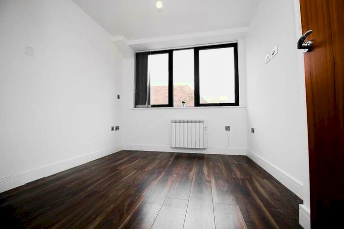 1 Bedroom Flat To Rent In Kings Court, George Street, Aylesbury, HP20