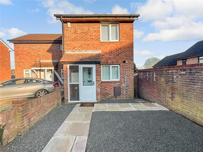 2 Bedroom Semi-Detached House For Sale In Harvel Avenue, Strood, Rochester, Kent, ME2