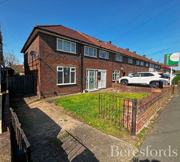 3 Bedroom End Terrace House For Sale In Faringdon Avenue, Romford, RM3