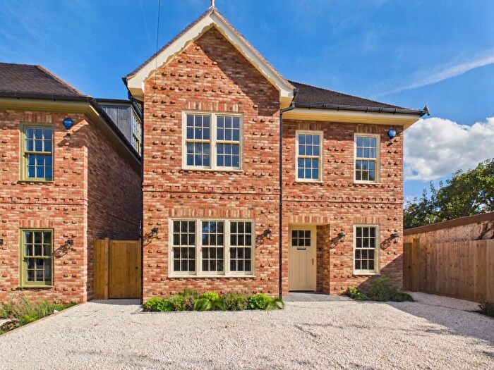 4 Bedroom Detached House For Sale In Meadow Lane, Beaconsfield, HP9