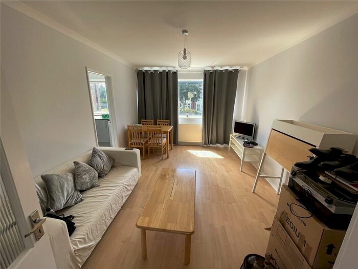 2 Bedroom Flat To Rent In White Lodge, The Avenue, High Barnet, Hertfordshire, EN5