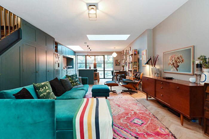 3 Bedroom Apartment To Rent In Victoria Park Road, E9