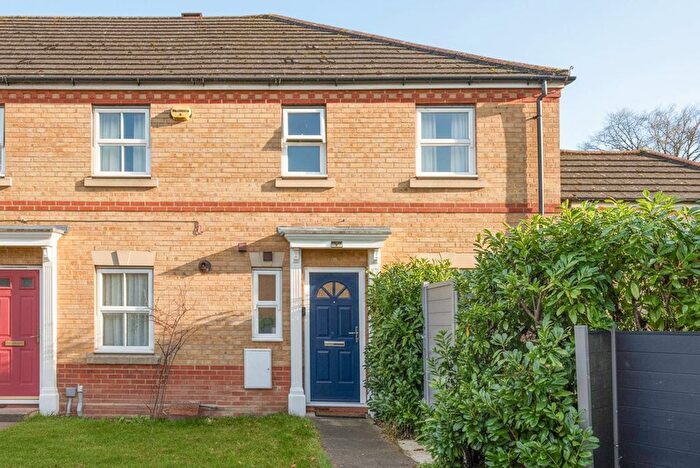 3 Bedroom End Terrace House For Sale In Swaledale Close, Friern Barnet, London, N11