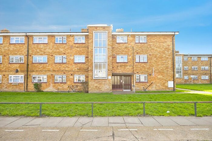 2 Bedroom Flat For Sale In Wood Lane, Hornchurch, Essex, RM12