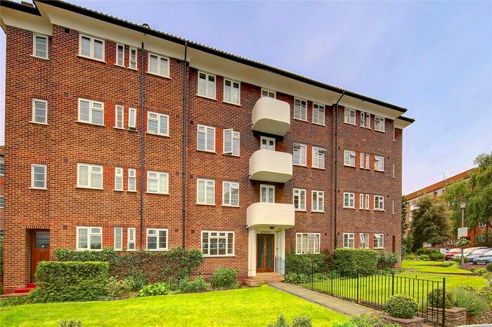 2 Bedroom Flat To Rent In Arundel House, Courtlands, TW10