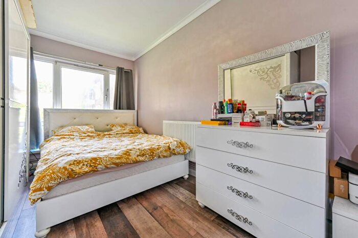 2 Bedroom Flat To Rent In Somerford Grove Estate, Stoke Newington, London, N16